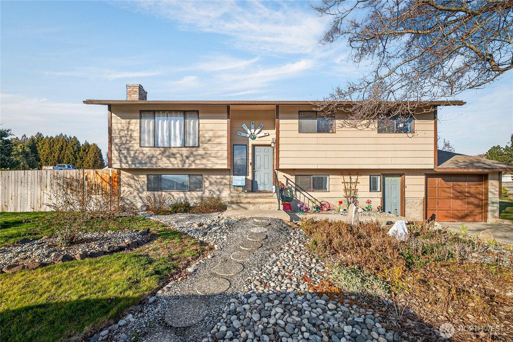 Photo of 2149 NE 1st Street, East Wenatchee, WA 98802 (MLS # 2470346)