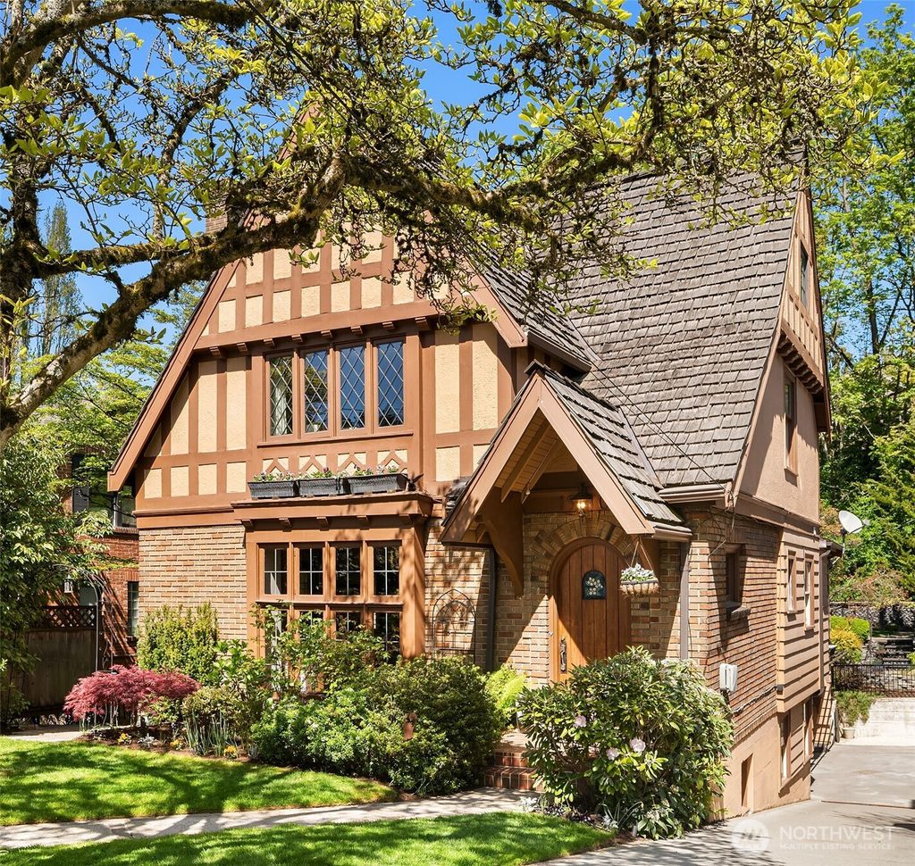 Photo of 1902 E Blaine St St, Seattle, WA 98112 (MLS # 2362616)