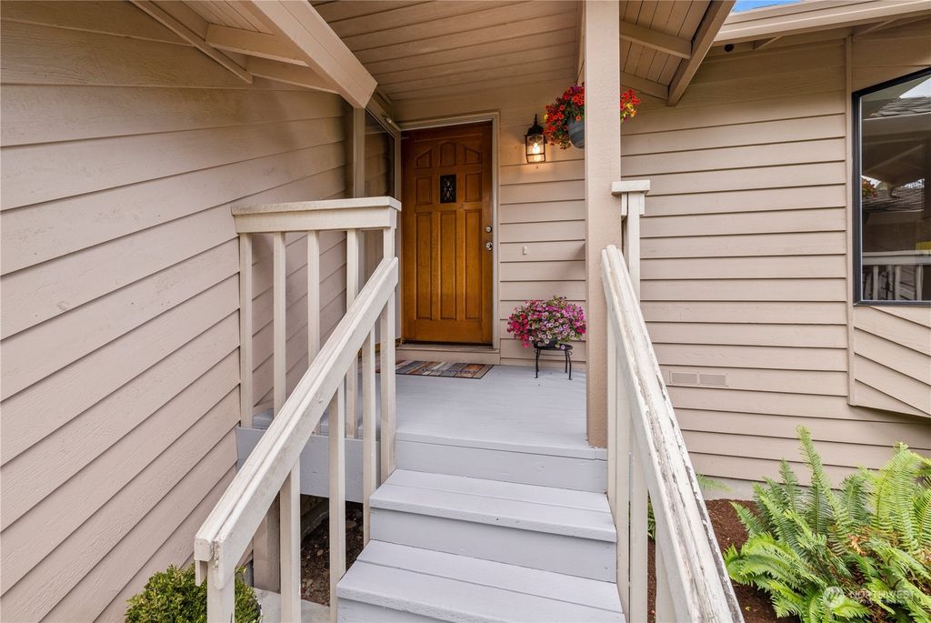 Photo of 32103 11th Avenue SW, Federal Way, WA 98023 (MLS # 2256104)