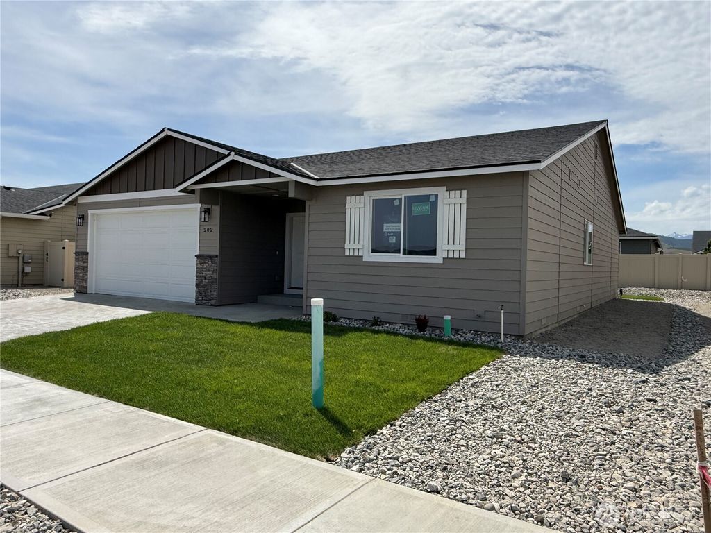 Photo of 202 Salmon Drive, Wenatchee, WA 98801 (MLS # 2519245)