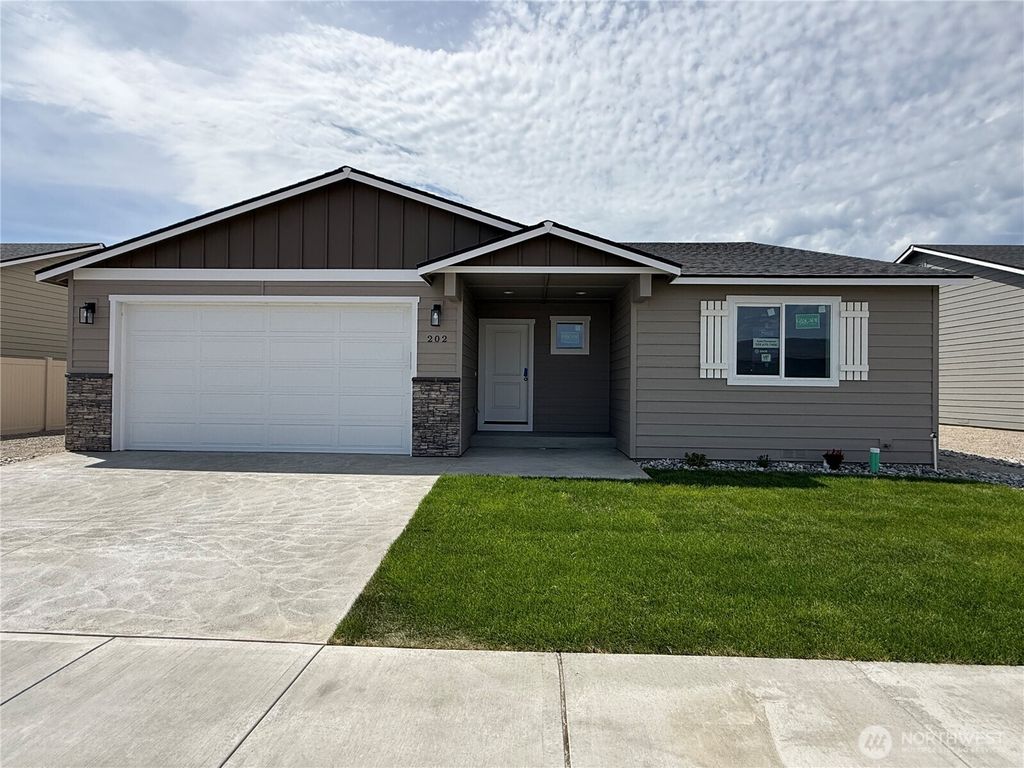 Photo of 202 Salmon Drive, Wenatchee, WA 98801 (MLS # 2519245)