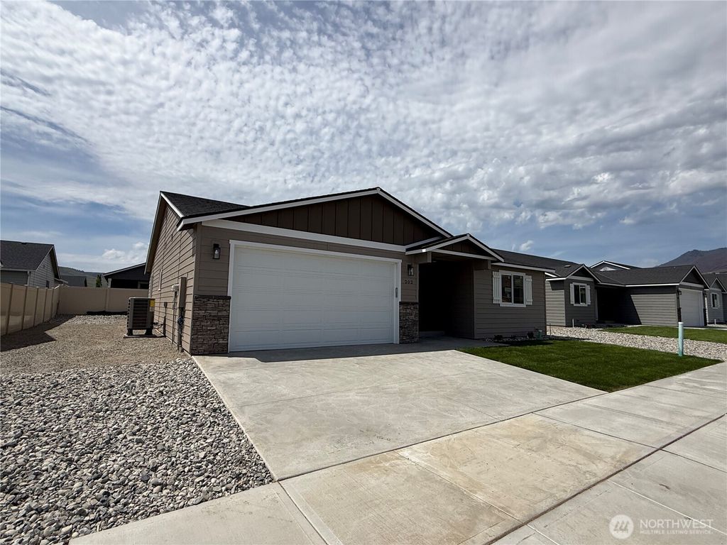 Photo of 202 Salmon Drive, Wenatchee, WA 98801 (MLS # 2519245)