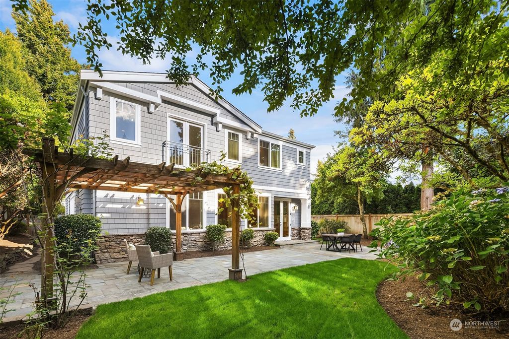 Photo of 2033 78th Avenue NE, Medina, WA 98039 (MLS # 2299729)