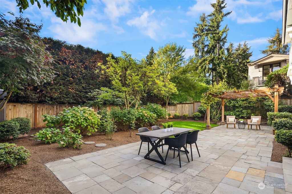 Photo of 2033 78th Avenue NE, Medina, WA 98039 (MLS # 2299729)