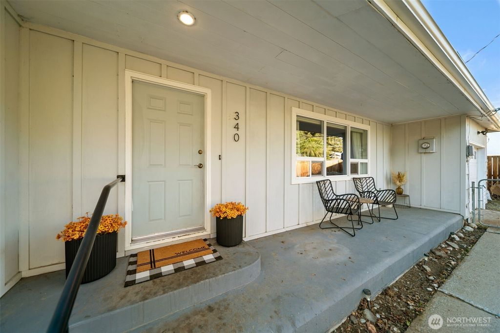 Photo of 340 N Kentucky Avenue, East Wenatchee, WA 98802 (MLS # 2483865)