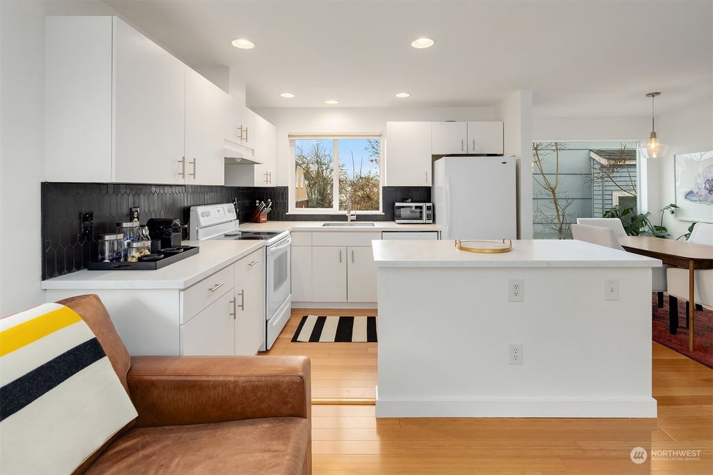 Photo of 6528 34th Avenue SW, Seattle, WA 98126 (MLS # 2029900)