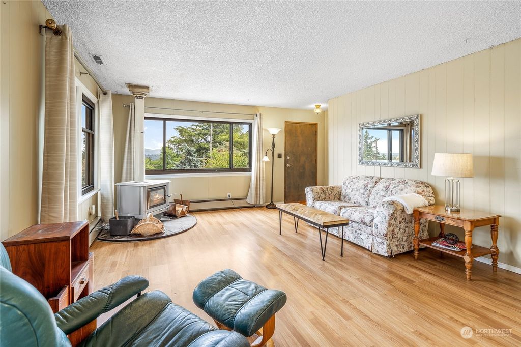 Photo of 11815 16th Avenue S, Seattle, WA 98168 (MLS # 2074183)