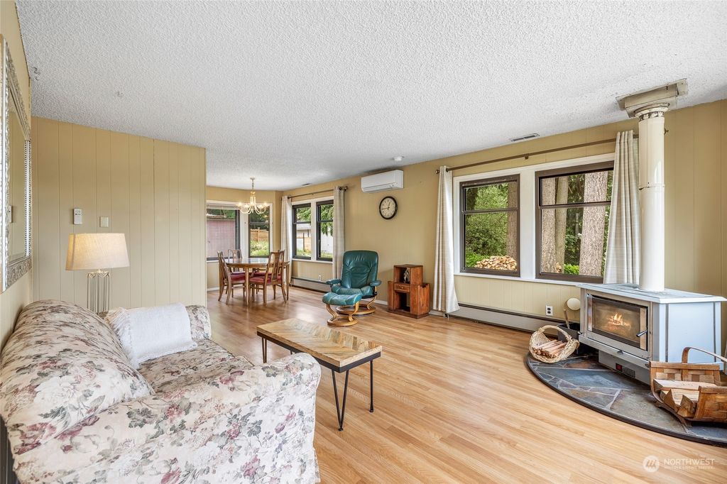 Photo of 11815 16th Avenue S, Seattle, WA 98168 (MLS # 2074183)