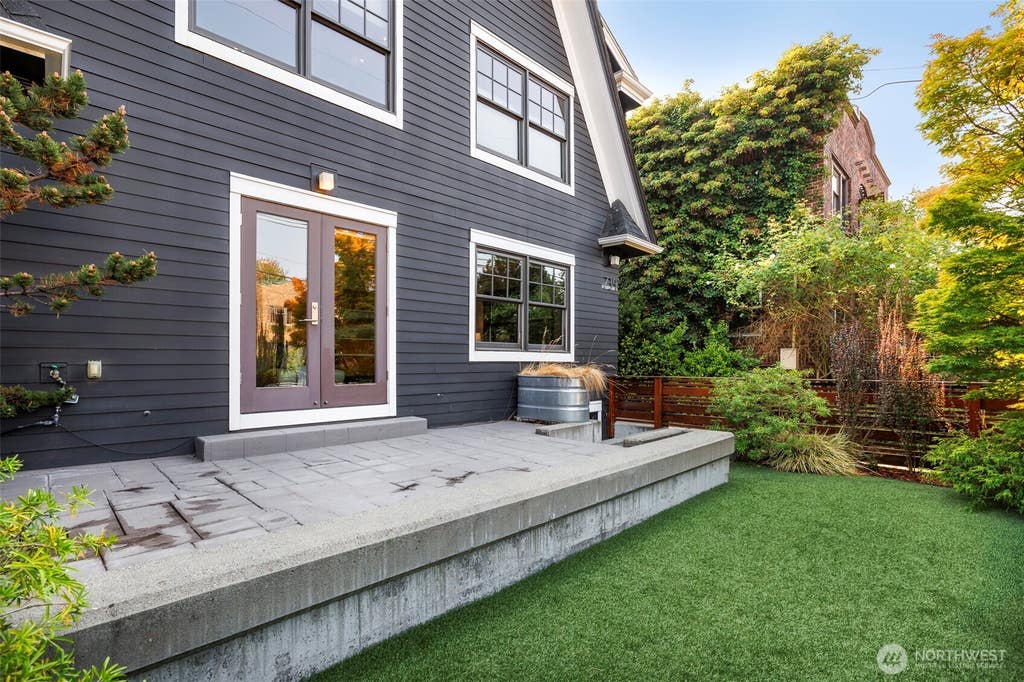 Photo of 734 10th Avenue E, Seattle, WA 98102 (MLS # 2565503)