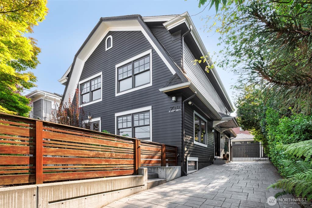 Photo of 734 10th Avenue E, Seattle, WA 98102 (MLS # 2565503)