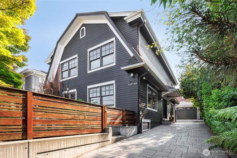 Photo of 734 10th Avenue E, Seattle, WA 98102 (MLS # 2565503)