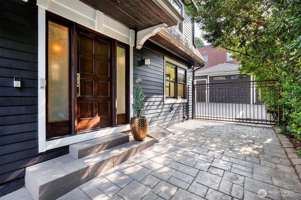 Photo of 734 10th Avenue E, Seattle, WA 98102 (MLS # 2565503)