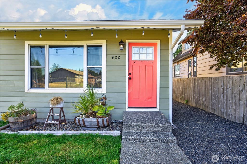 Photo of 422 E Scott Street, Aberdeen, WA 98520 (MLS # 2567452)