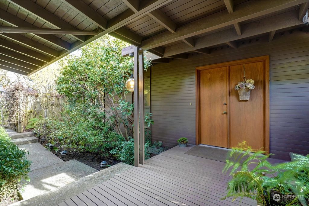 Photo of 7919 NE 26th Street, Medina, WA 98039 (MLS # 2205562)