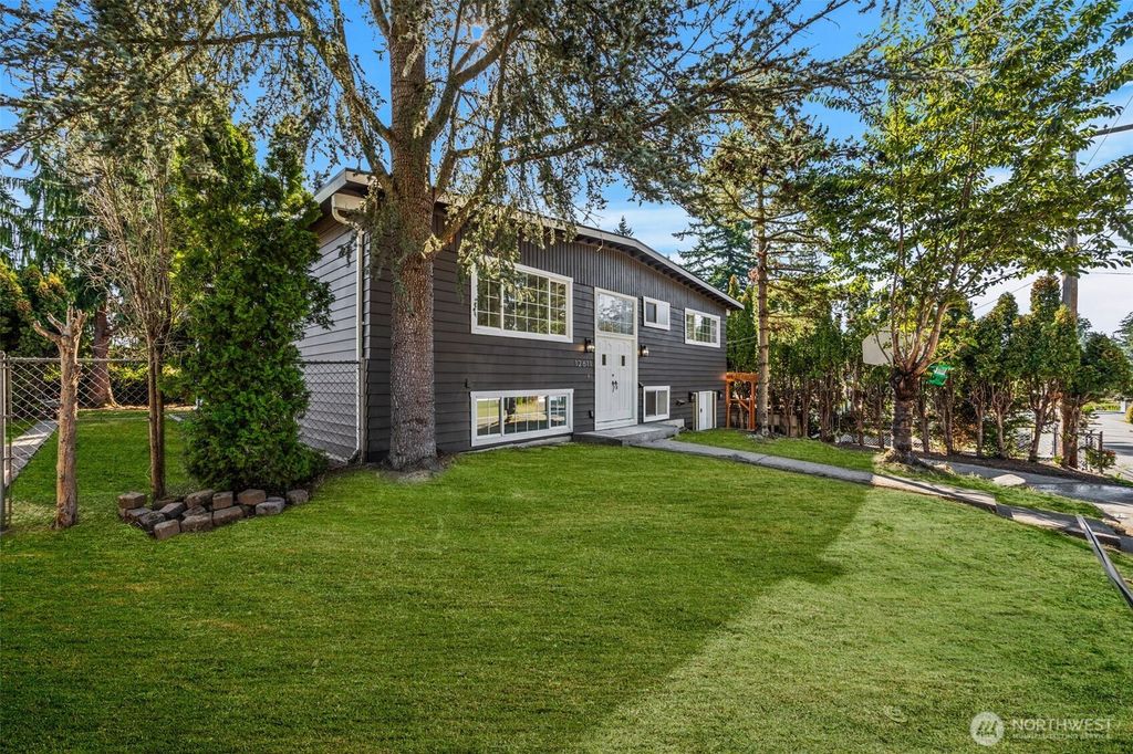 Photo of 12611 SE 160th Street, Renton, WA 98058 (MLS # 2434025)