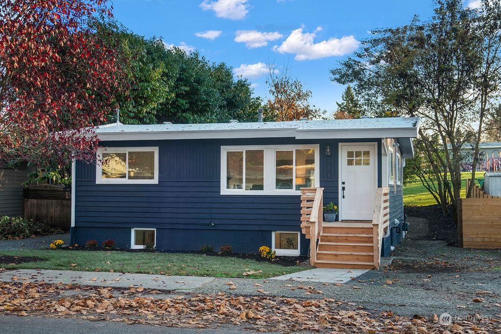 Photo of 2601 NE 9th Street, Renton, WA 98056 (MLS # 2180235)