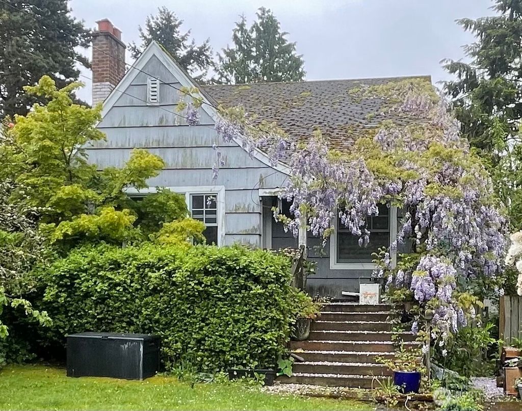 Photo of 813 NE 92nd Street, Seattle, WA 98115 (MLS # 2464602)