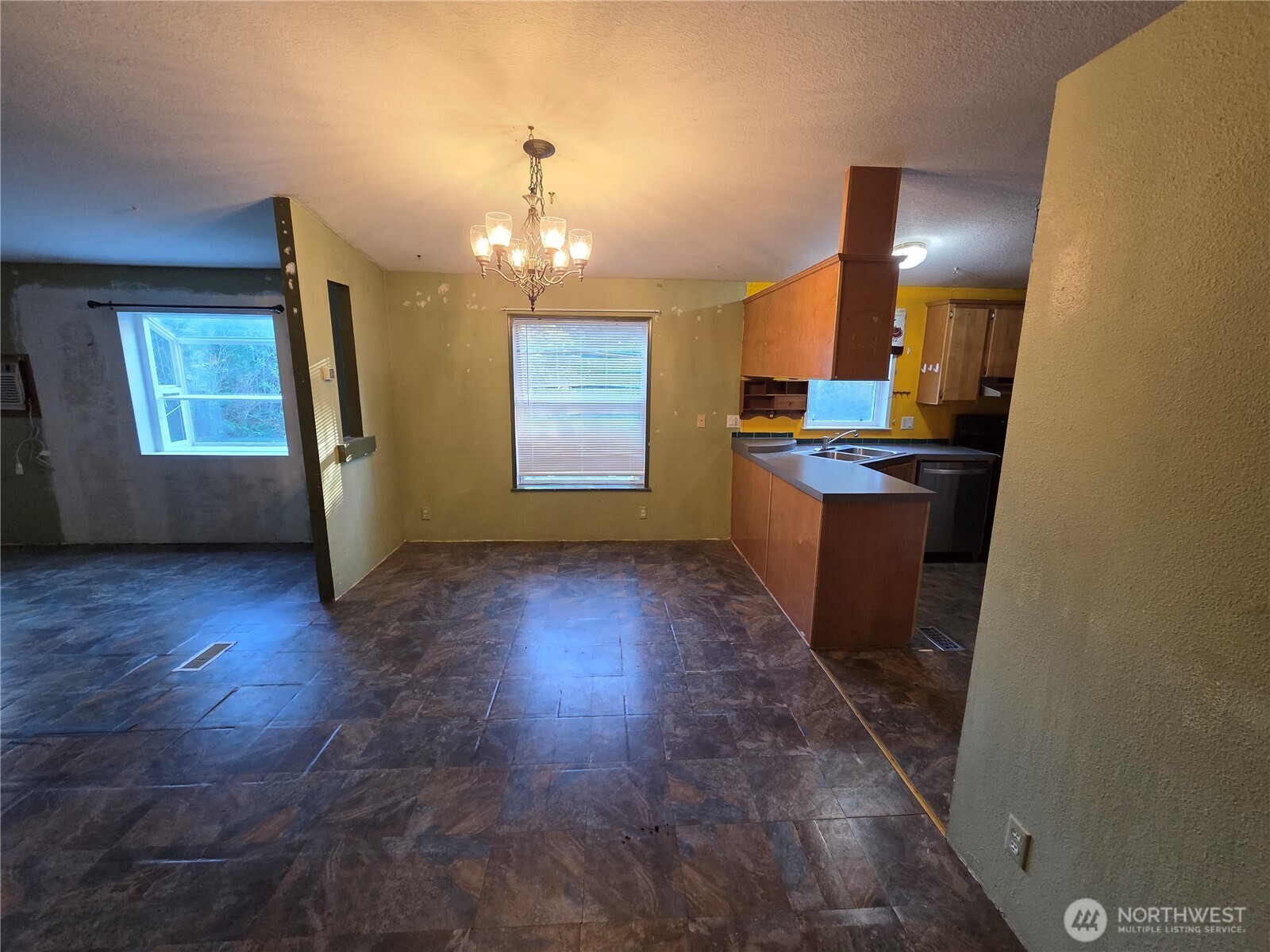 111 NE Mountain View Place