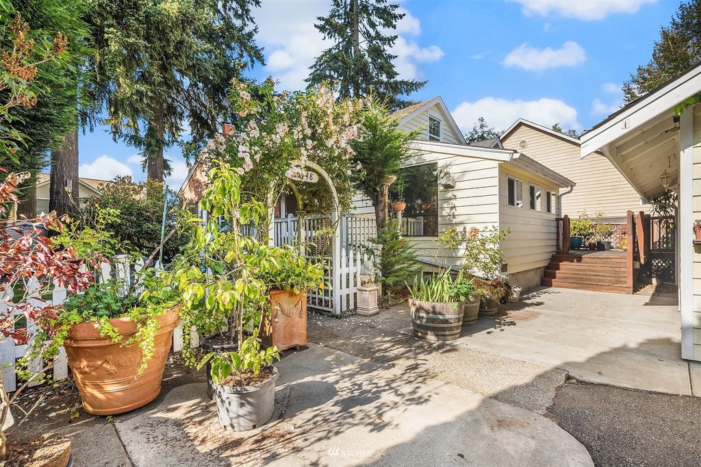 Photo of 15748 124th Avenue NE, Woodinville, WA 98072 (MLS # 1965829)