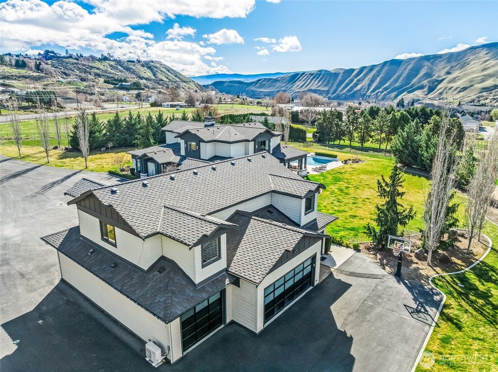 Photo of 1695 Easy Street, Wenatchee, WA 98801 (MLS # 2489341)