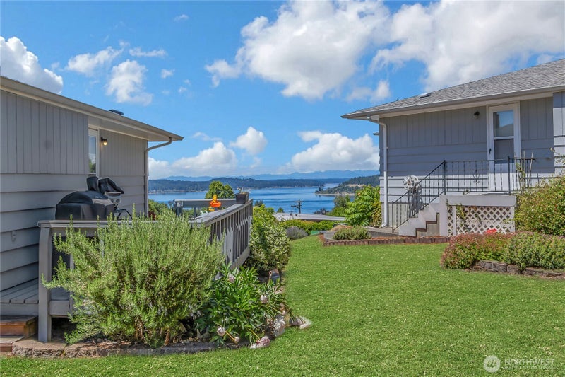 1917 Willow Lane W