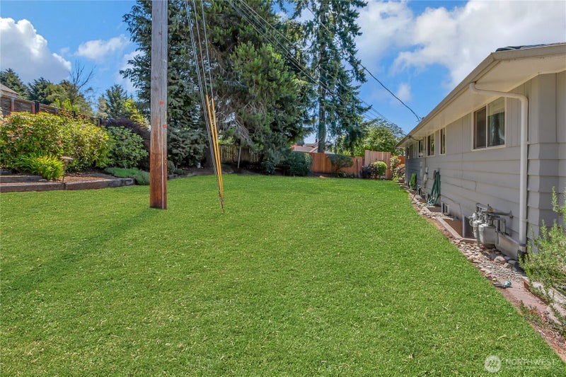 1917 Willow Lane W