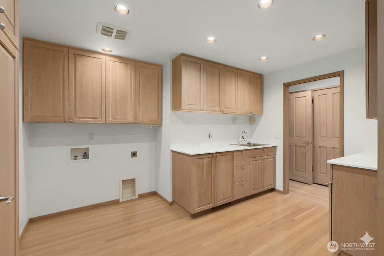 Mercer Island, Washington 98040, United States, 4 Bedrooms Bedrooms, ,4 BathroomsBathrooms,Residential,Active,98638