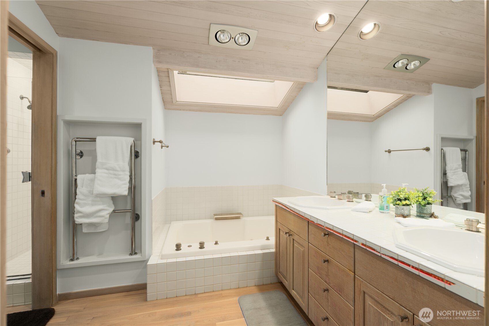 Mercer Island, Washington 98040, United States, 4 Bedrooms Bedrooms, ,4 BathroomsBathrooms,Residential,Active,98638