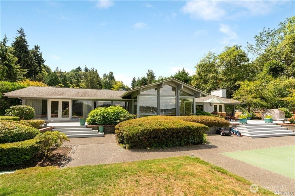 Photo of 8428 N Mercer Way, Mercer Island, WA 98040 (MLS # 2353107)