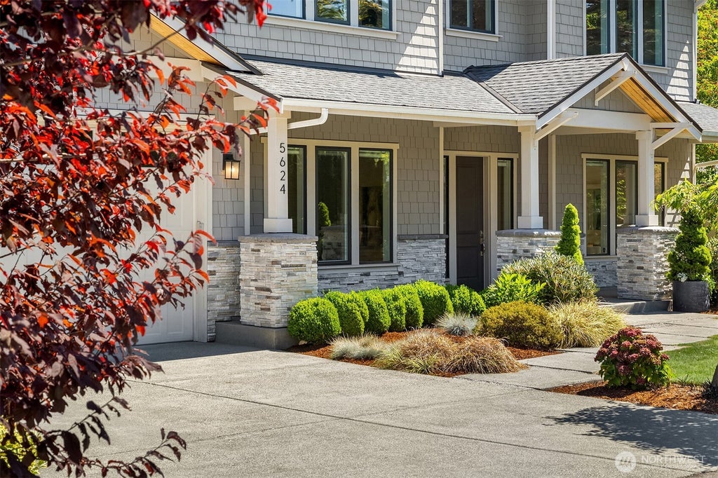 Photo of 5624 117th Ave SE AVE, Bellevue, WA 98006 (MLS # 2572572)