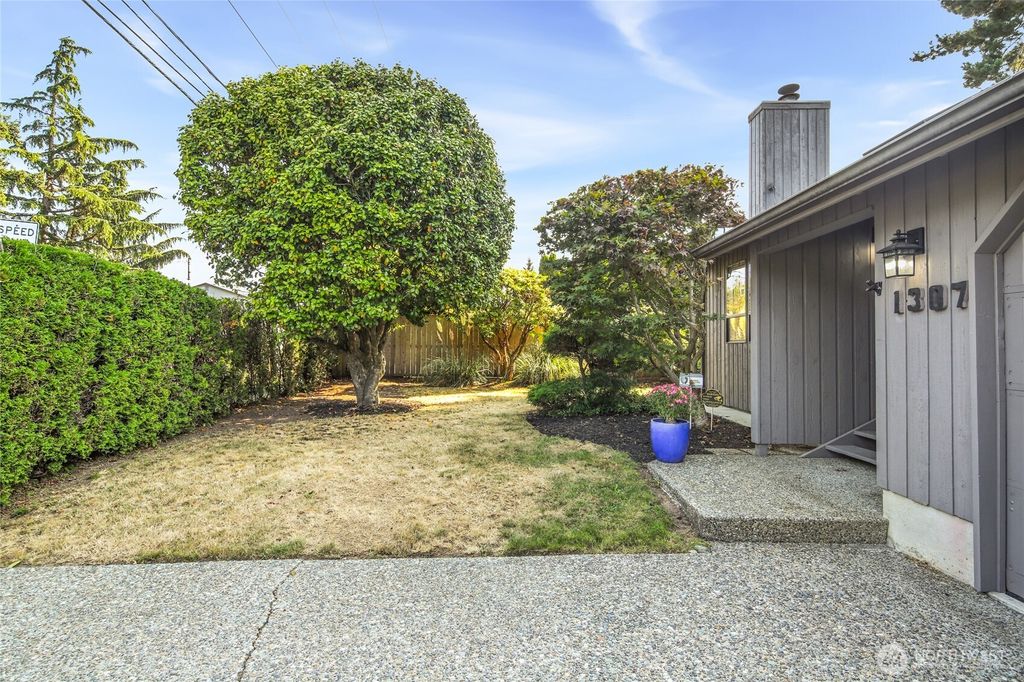 Photo of 1307 SW 160th Street, Burien, WA 98166 (MLS # 2430344)