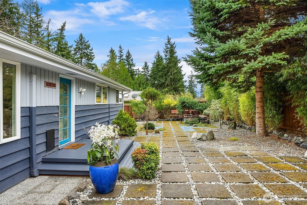 Photo of 1090 Grow Avenue NW, Bainbridge Island, WA 98110 (MLS # 2495290)
