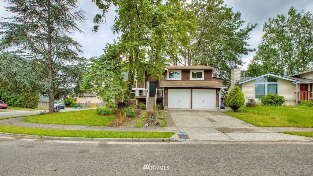 Photo of 1517 Newport Court SE, Renton, WA 98058 (MLS # 1960638)