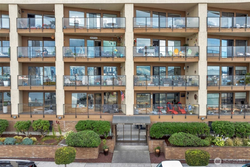 1221 Harbor Avenue SW 402-3