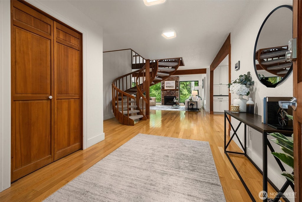Photo of 19217 SE 62nd Place, Issaquah, WA 98027 (MLS # 2559894)