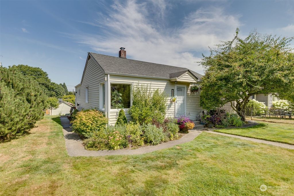 Photo of 1615 Pine Street, Everett, WA 98201 (MLS # 2140702)