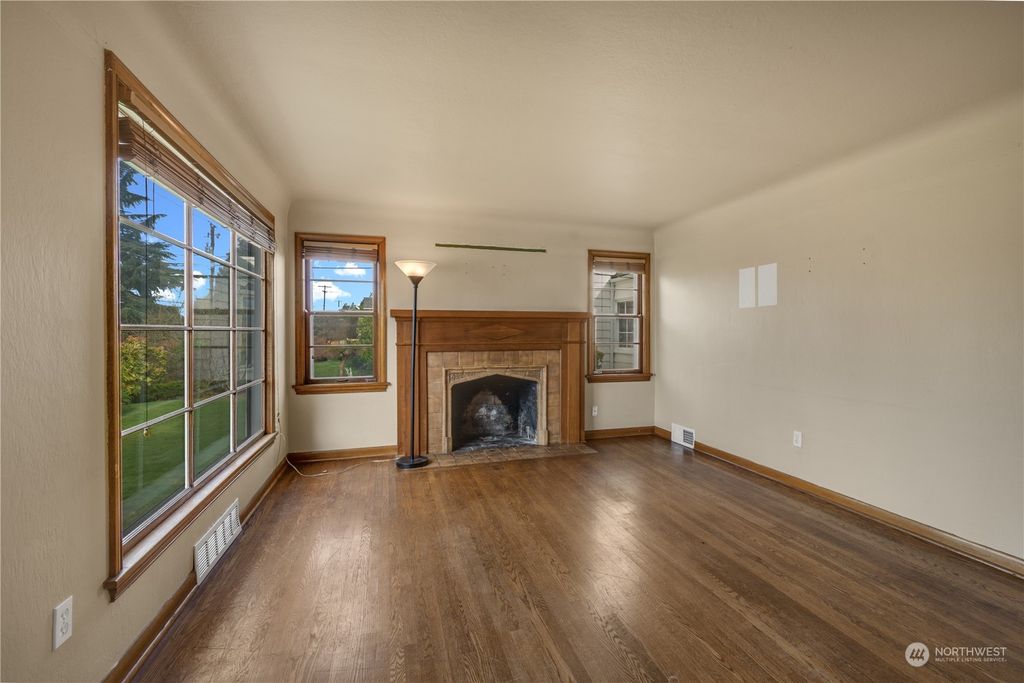 Photo of 9226 15th Avenue NW, Seattle, WA 98117 (MLS # 2195890)