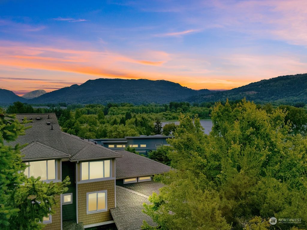 Photo of 21289 SE 42nd Place, Issaquah, WA 98029 (MLS # 2236566)