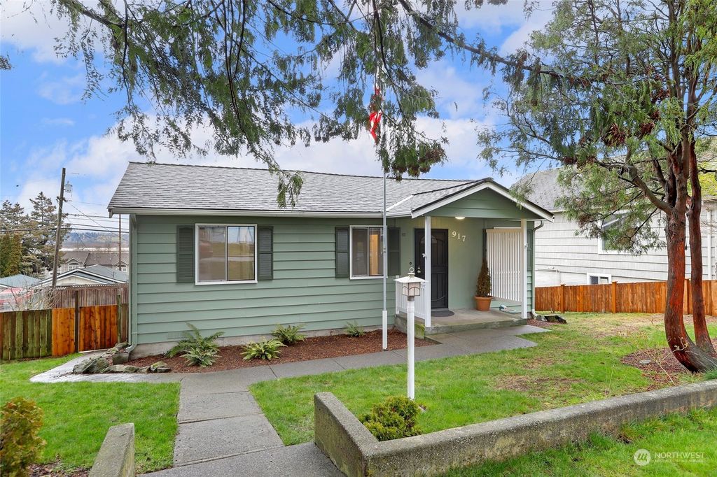 Photo of 917 Maple Street, Everett, WA 98201 (MLS # 2043235)