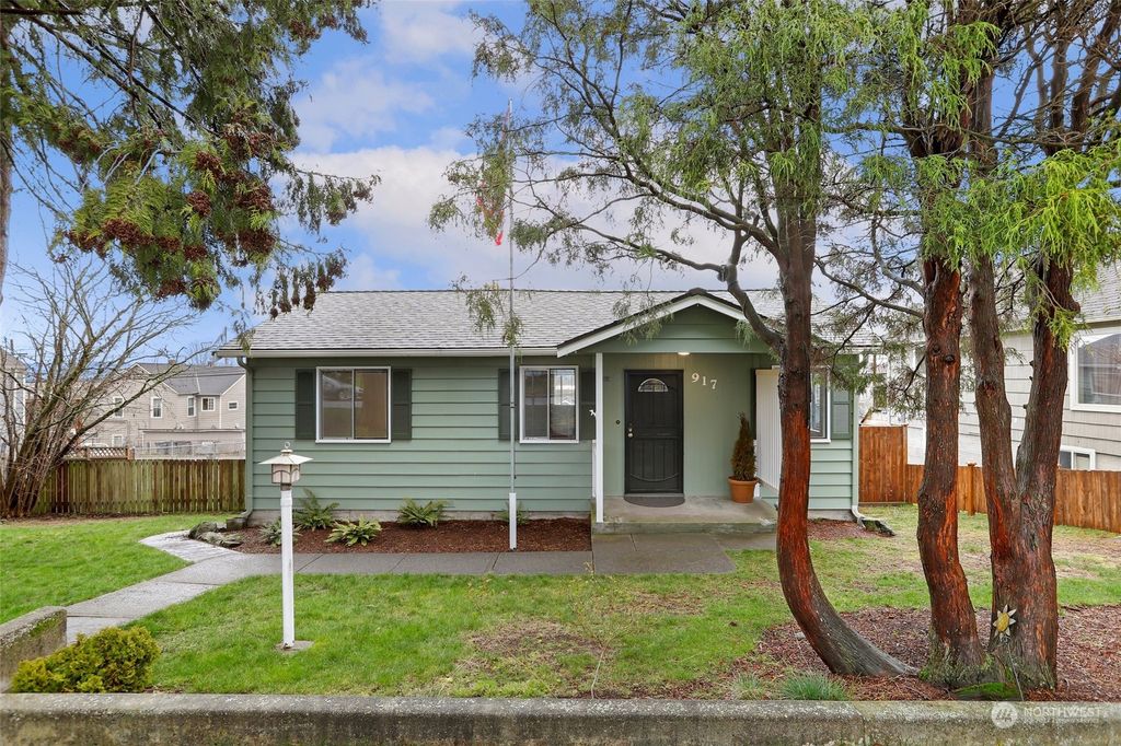 Photo of 917 Maple Street, Everett, WA 98201 (MLS # 2043235)