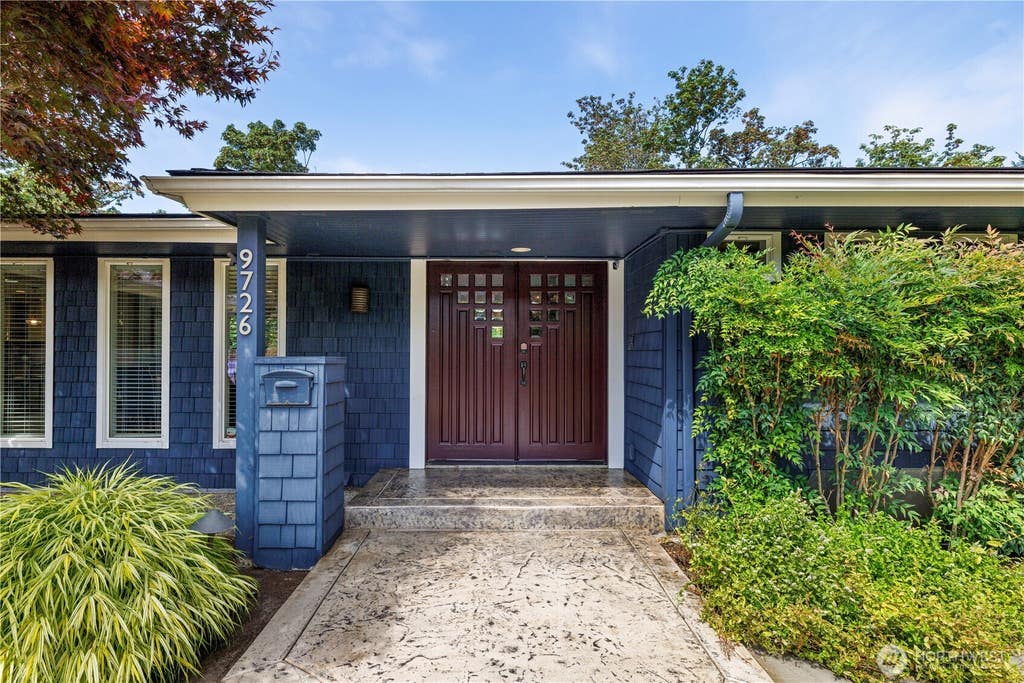Photo of 9726 SE 40th Street, Mercer Island, WA 98040 (MLS # 2563382)