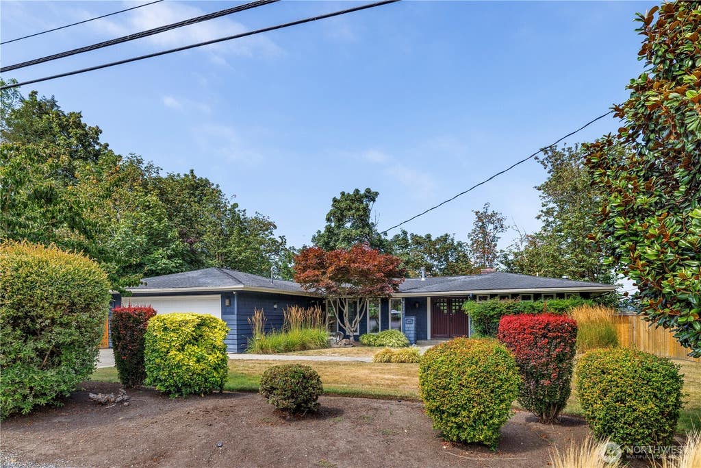 Photo of 9726 SE 40th Street, Mercer Island, WA 98040 (MLS # 2563382)