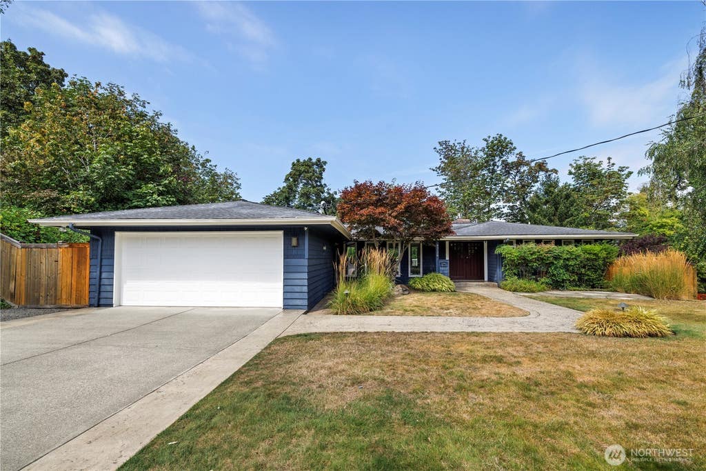 Photo of 9726 SE 40th Street, Mercer Island, WA 98040 (MLS # 2563382)