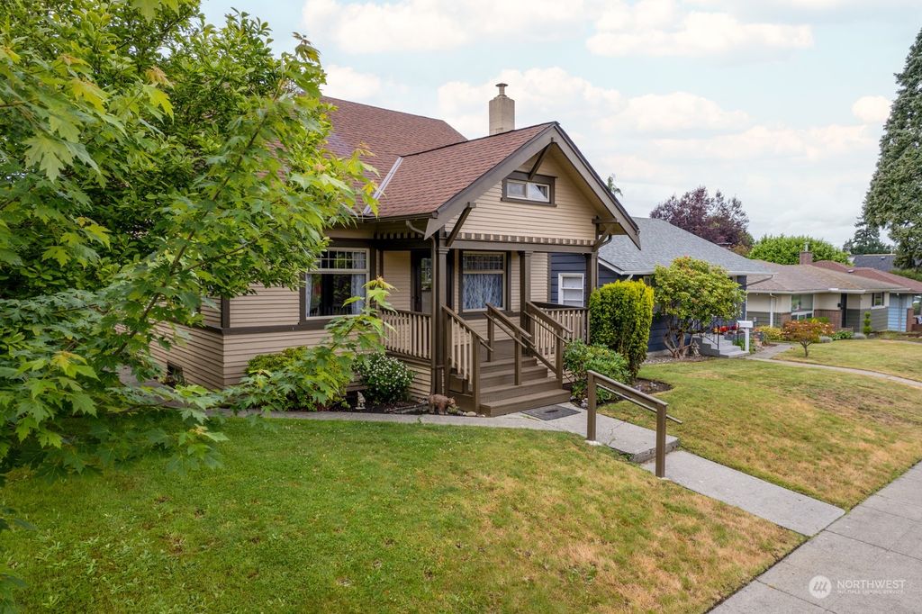 Photo of 1722 Rainier Avenue, Everett, WA 98201 (MLS # 2128969)