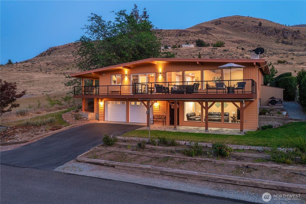 Photo of 621 Mountain View Dr Dr, Chelan, WA 98816 (MLS # 2499448)