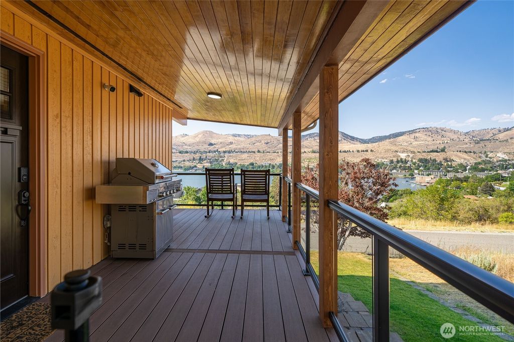 Photo of 621 Mountain View Dr Dr, Chelan, WA 98816 (MLS # 2499448)