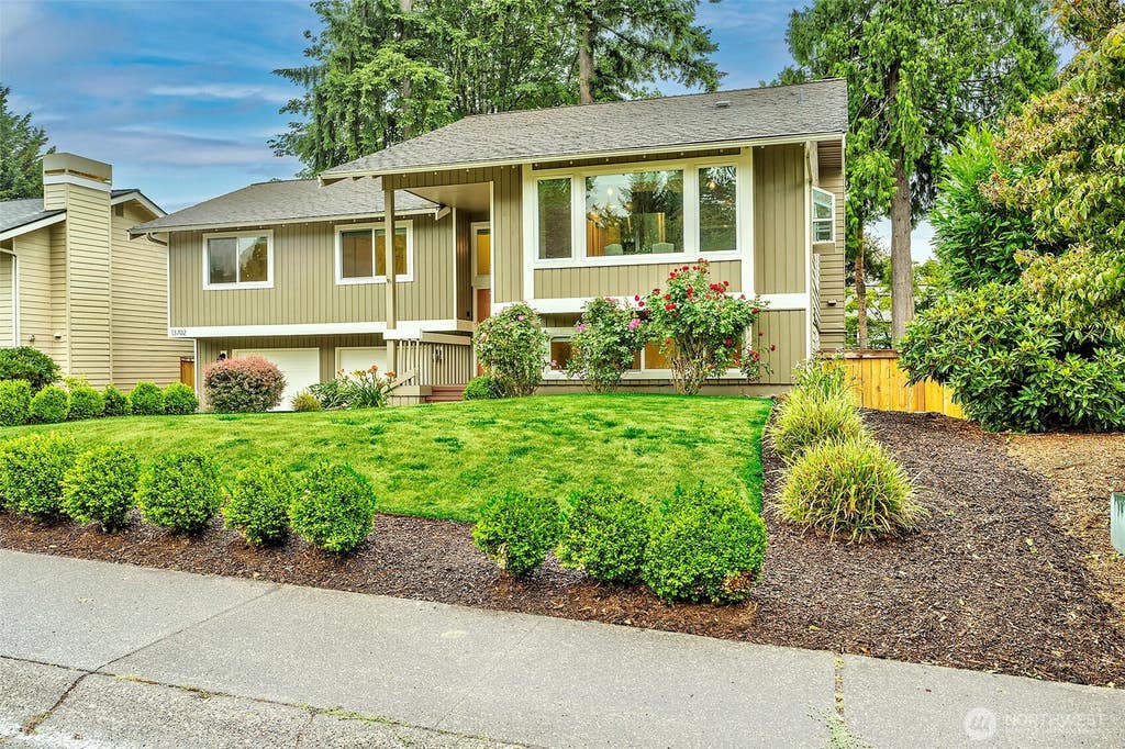 Photo of 13702 173rd Place NE, Redmond, WA 98052 (MLS # 2571165)