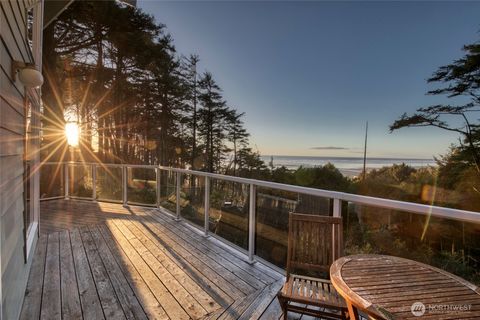 16 Koala Lane Pacific Beach WA 98571