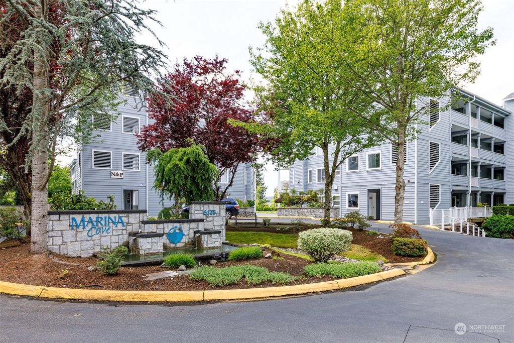 Photo of 6125 NE 175th Street #M103, Kenmore, WA 98028 (MLS # 2130922)