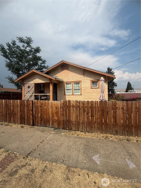 Photo of 403 Queen Anne BLVD, Yakima, WA 98902 (MLS # 2577608)